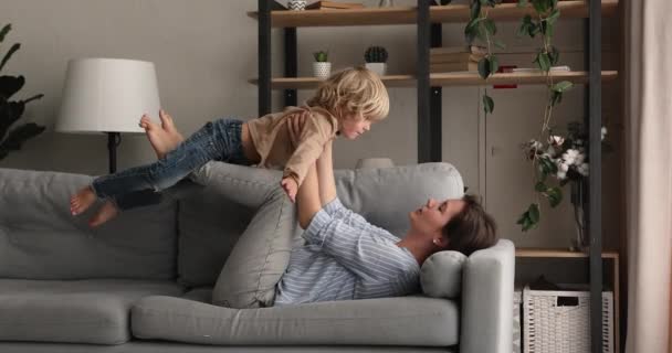 Cariñosa amorosa joven madre jugando con pequeño hijo. — Vídeos de Stock