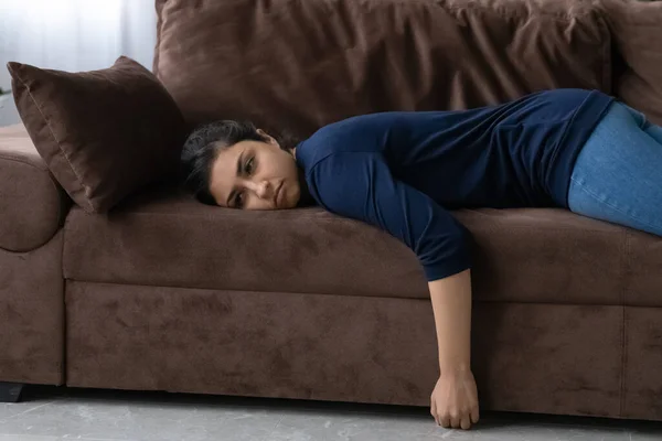 Femme indienne fatiguée couchée sur le canapé se sentant paresseuse — Photo