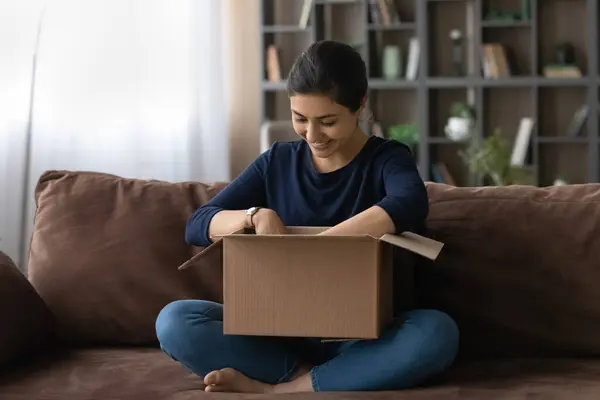 Mutlu Hintli kadın evinde internet siparişiyle birlikte paketleri açıyor. — Stok fotoğraf