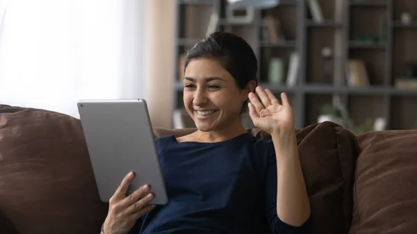Sorrindo mulher indiana falar em chamada de vídeo no tablet — Fotografia de Stock