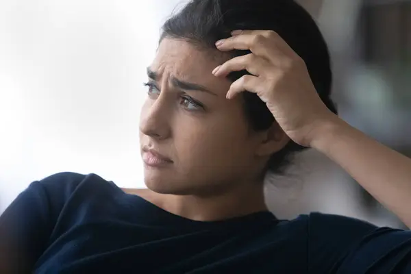 Infelice donna indiana guardare in lontananza sentirsi soli — Foto Stock