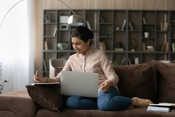 Jovem mulher indiana feliz estudar on-line no laptop — Fotografia de Stock