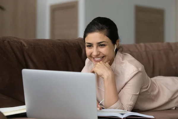 Sorrindo indiano estudante do sexo feminino estudo distante no laptop — Fotografia de Stock