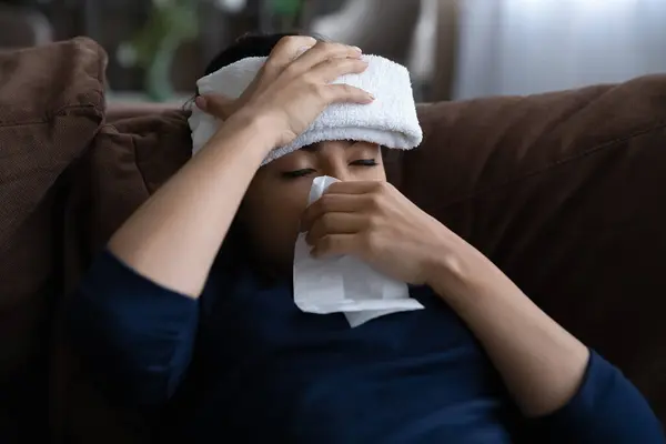 Doente jovem mulher étnica sofre de sazonal vendido — Fotografia de Stock