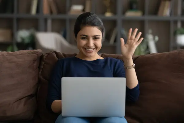 Opgewonden indiaanse vrouw begroeten praten op video oproep — Stockfoto