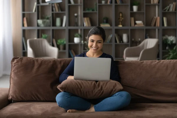 Feliz milenar mulher indiana usar laptop em casa — Fotografia de Stock