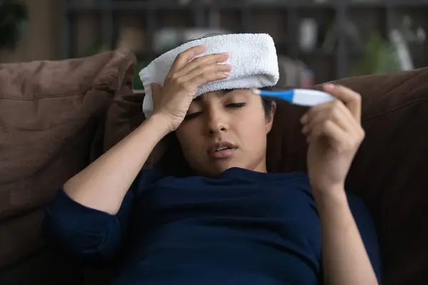 Нездорова індійська жінка страждає від грипу вдома. — стокове фото