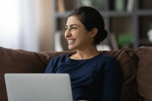 Sorrindo mulher indiana trabalho no laptop em casa — Fotografia de Stock