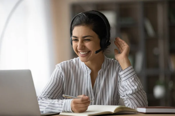 Uśmiechnięta Hinduska kobieta ma lekcje online na laptopie — Zdjęcie stockowe