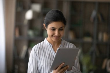 Mutlu Hintli kadın kullanıcı metni tablet üzerinde çevrimiçi