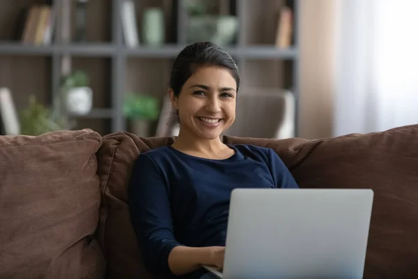 笑着的印度女人在家里笔记本电脑上工作的肖像 — 图库照片
