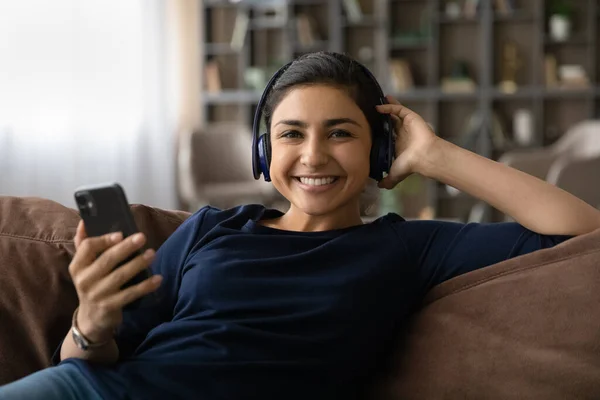 Retrato de mulher indiana feliz ouvir música em fones de ouvido — Fotografia de Stock
