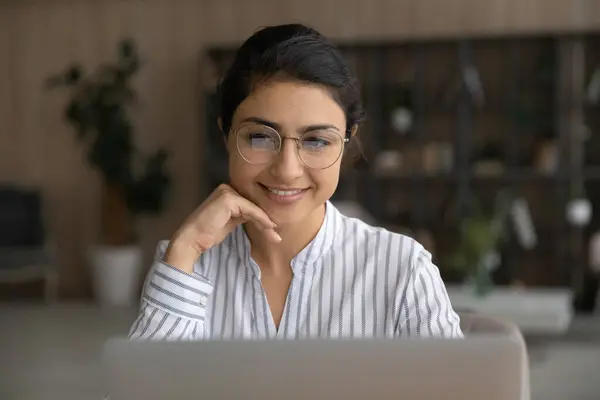 微笑的印度女人在笔记本电脑上工作 — 图库照片