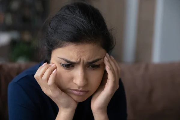 Pensativo mujer india triste pensando en los problemas — Foto de Stock