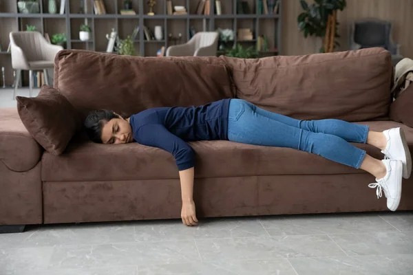 Lelah India wanita tertidur di sofa di rumah — Stok Foto