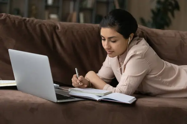 Mulher indiana focada fazer curso de estudo distante em casa — Fotografia de Stock