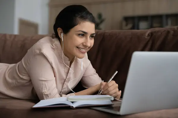 Mulher indiana feliz estudo on-line no computador — Fotografia de Stock