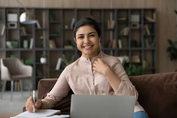 快乐的印度女人在笔记本电脑上遥遥学习的肖像 — 图库照片