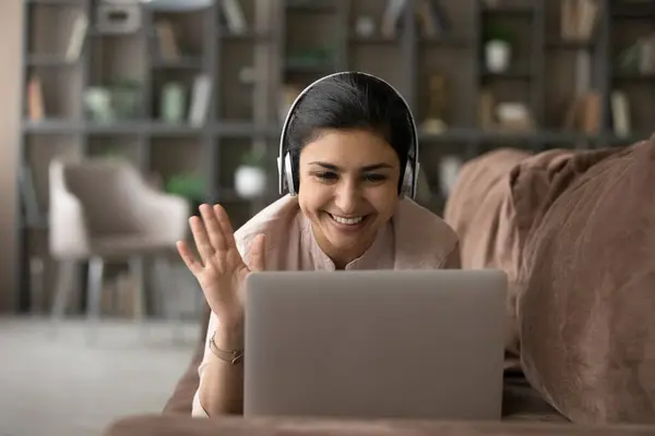 Sorrindo mulher indiana falar em vídeo chamada no computador — Fotografia de Stock