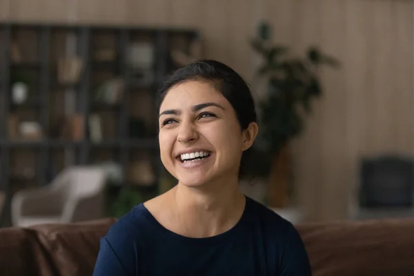 Feliz joven indio hembra sentirse muy feliz relajarse en casa — Foto de Stock