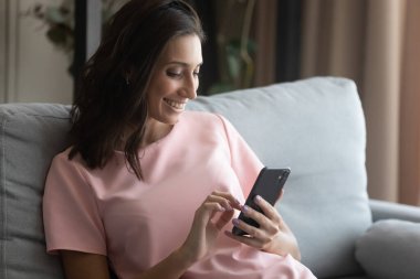 Mutlu gülümseyen melez kadınlar boş zamanlarını hücrede geçirirler.