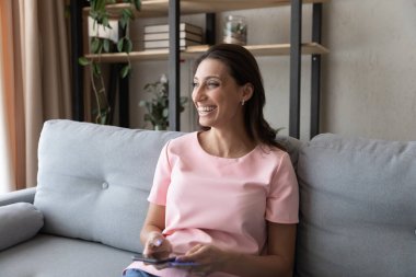 Gülümseyen Hintli kadın kredi kartı sahibi akıllı telefon elektronik ödeme sağlıyor