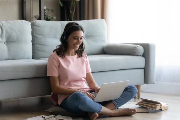 Arabian woman in headset study literature engaged in paperwork online — Stock Photo, Image