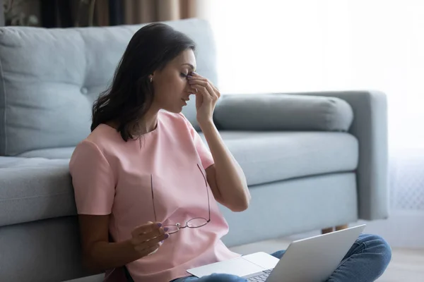 Young indian woman overworked before computer screen has vision problem — Stock Photo, Image