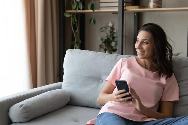 Positivo jovem indiana senhora desfrutar de web shopping usando telefone — Fotografia de Stock