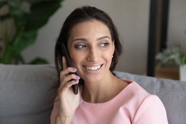 Ortadoğulu çekici genç bir kadın telefonla iletişim kuruyor.