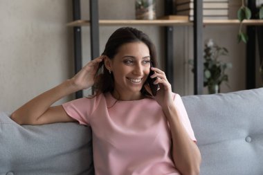 Genç gülümseyen Arap kadın arkadaşınla hoş bir telefon görüşmesi yap.