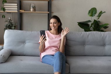 Gülümseyen Arap kadın web kamerasına dalga eli yapıyor