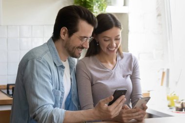 Neşeli milenyum çifti cep telefonlarıyla iyi eğlenceler.