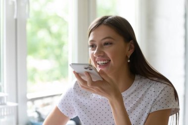 Milenyum kadınları hoparlörde cep telefonuyla konuşuyor.