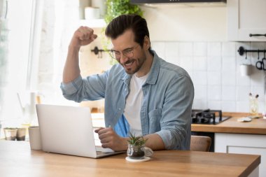 Heyecanlı milenyum adamı laptopta galibiyeti kutluyor