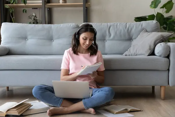 Studentessa araba preparare il lavoro scrivere dati dallo schermo del pc — Foto Stock