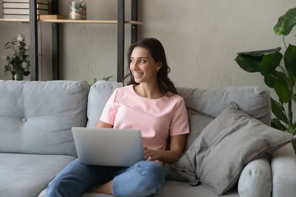 Motivato giovane donna araba lavoro freelance sul computer portatile da casa — Foto Stock