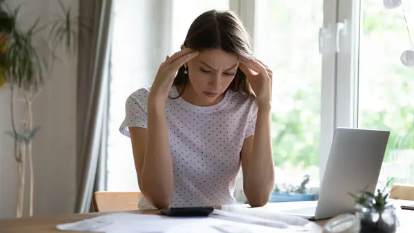 Vue bannière de femme malheureuse frustrée payer des factures en ligne — Photo