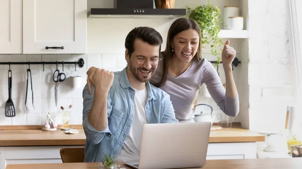 Mutlu çiftin bayrak manzarası laptopta galibiyeti kutluyor — Stok fotoğraf