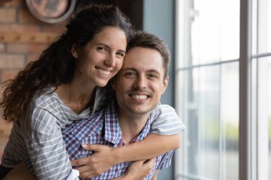 Kafa resmi, gülümseyen koca, sırt sırta veren karı, eğleniyor.