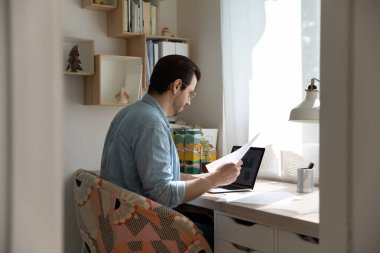 Millennial Man internette kağıtlarla çalışıyor.