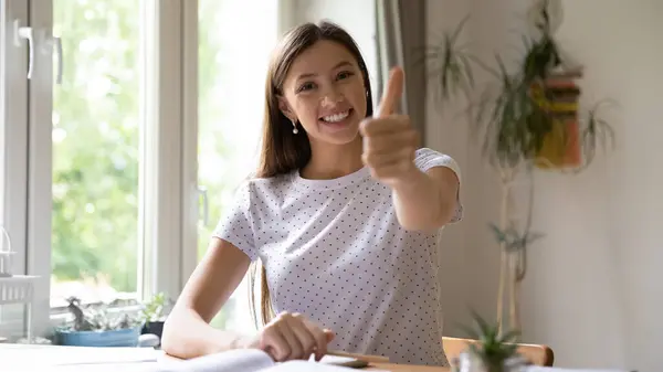 Banner portrait of smiling female recommend course — Stock Photo, Image