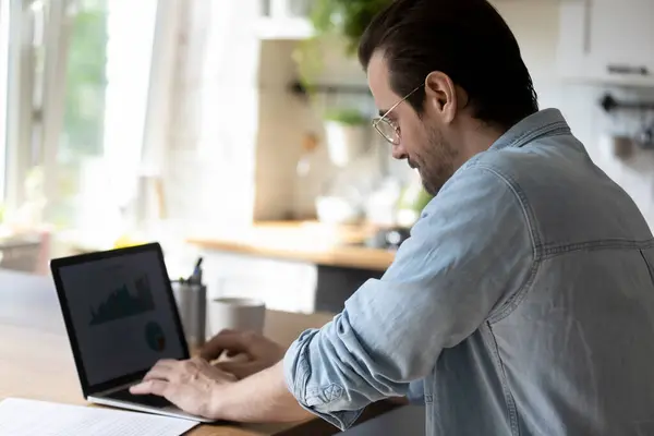 Millennial homem trabalho on-line no laptop de casa — Fotografia de Stock