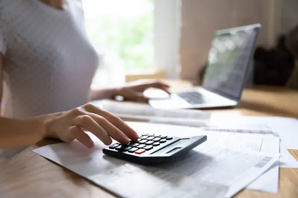 Menutup perempuan yang mengelola keuangan rumah tangga pada komputer — Stok Foto
