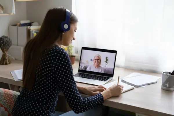 Vrouwelijke student studeren online met leraar op de computer — Stockfoto