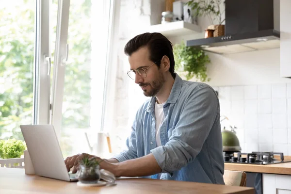 Millennial Man çevrimiçi çalışan dizüstü bilgisayara bak — Stok fotoğraf