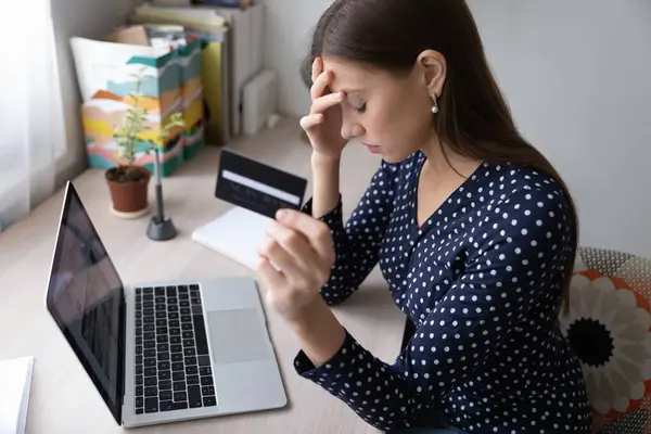 Несчастная женщина имеет проблемы с оплатой онлайн на ноутбуке — стоковое фото