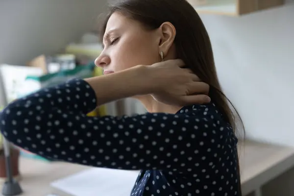 Jonge vrouw massage nek die lijdt aan pijn — Stockfoto