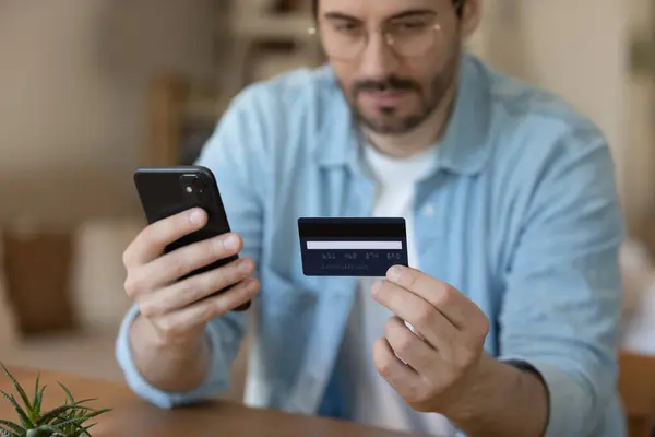 Primer plano del hombre pagar en línea con tarjeta de crédito — Foto de Stock
