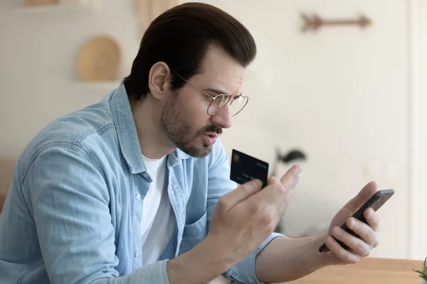 Homme malheureux ont des problèmes à payer en ligne avec une carte de crédit — Photo